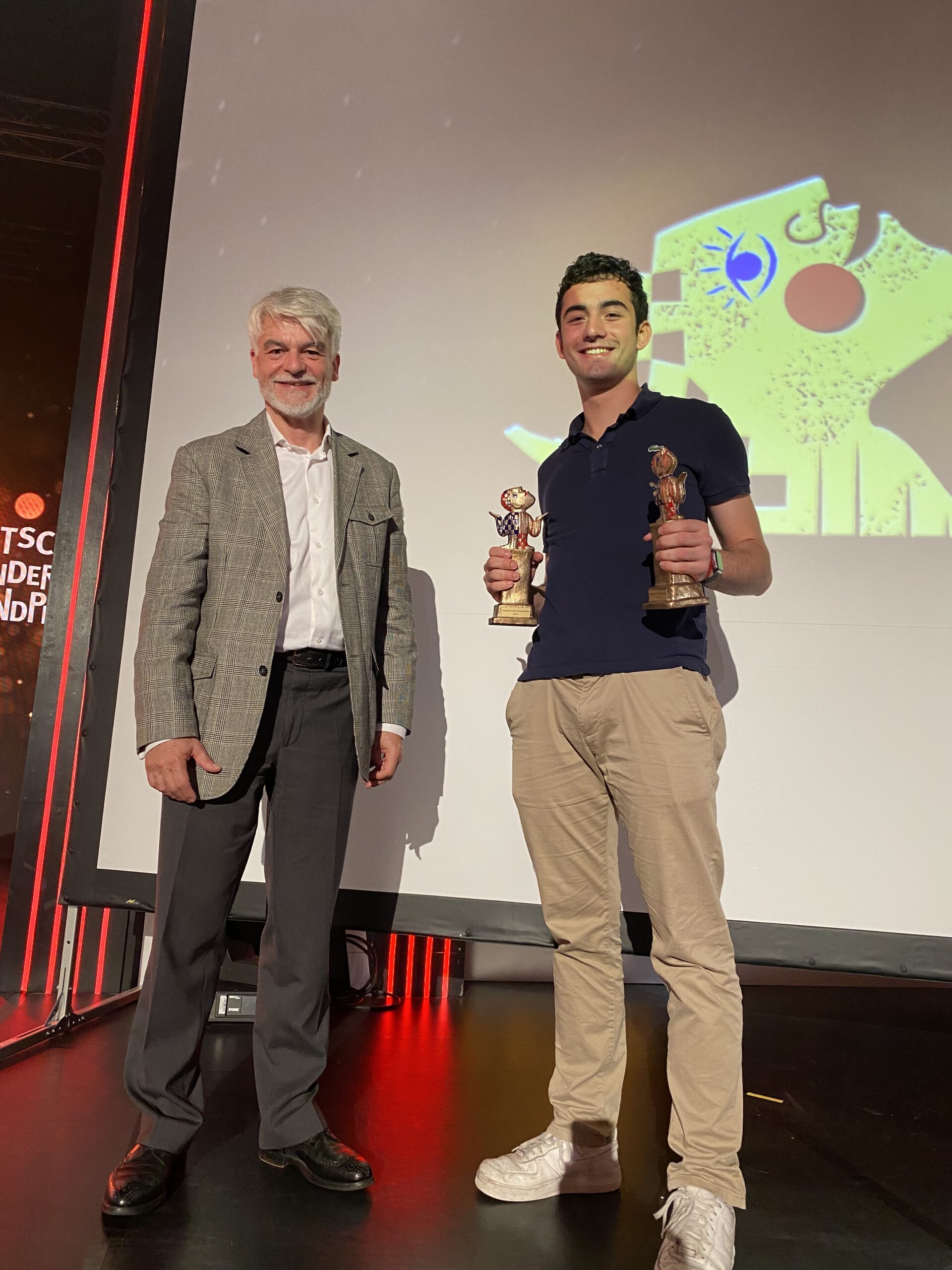 Christian Kipper mit dem Gewinner des Deutschen Kinder und Jugendpreises Noah vom Projekt CoronaPort.