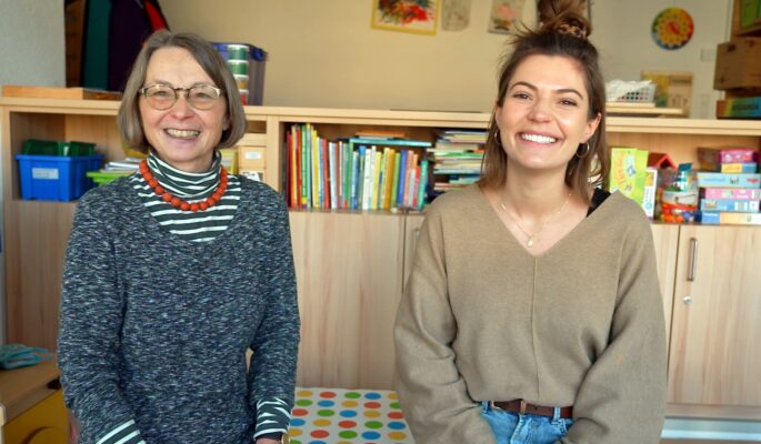 Andrea Bühler und Lea Fensch-Megerle erklären am Wochenende die Bedeutung der Arbeit vom Frauen- und Kinderschutzhaus.