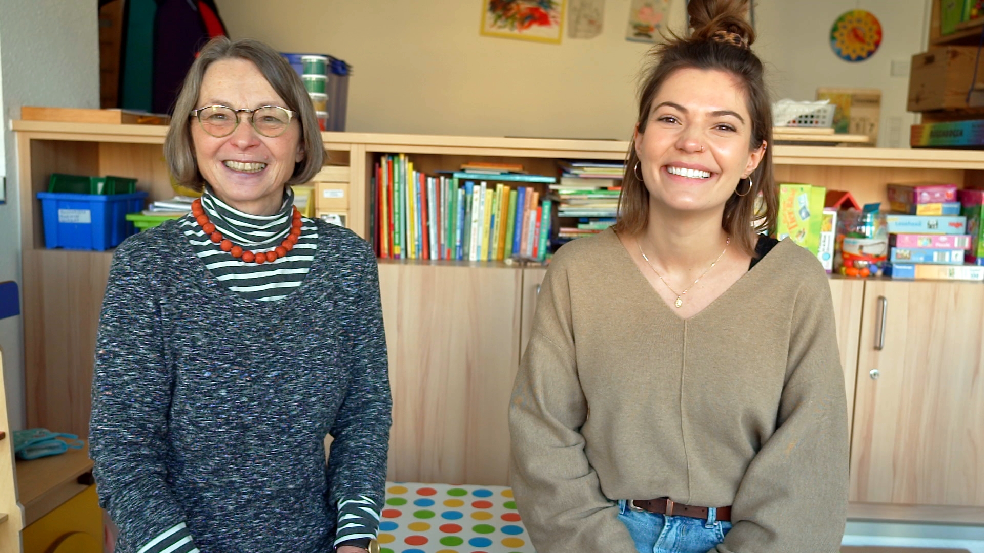 Andrea Bühler und Lea Fensch-Megerle erklären am Wochenende die Bedeutung der Arbeit vom Frauen- und Kinderschutzhaus.