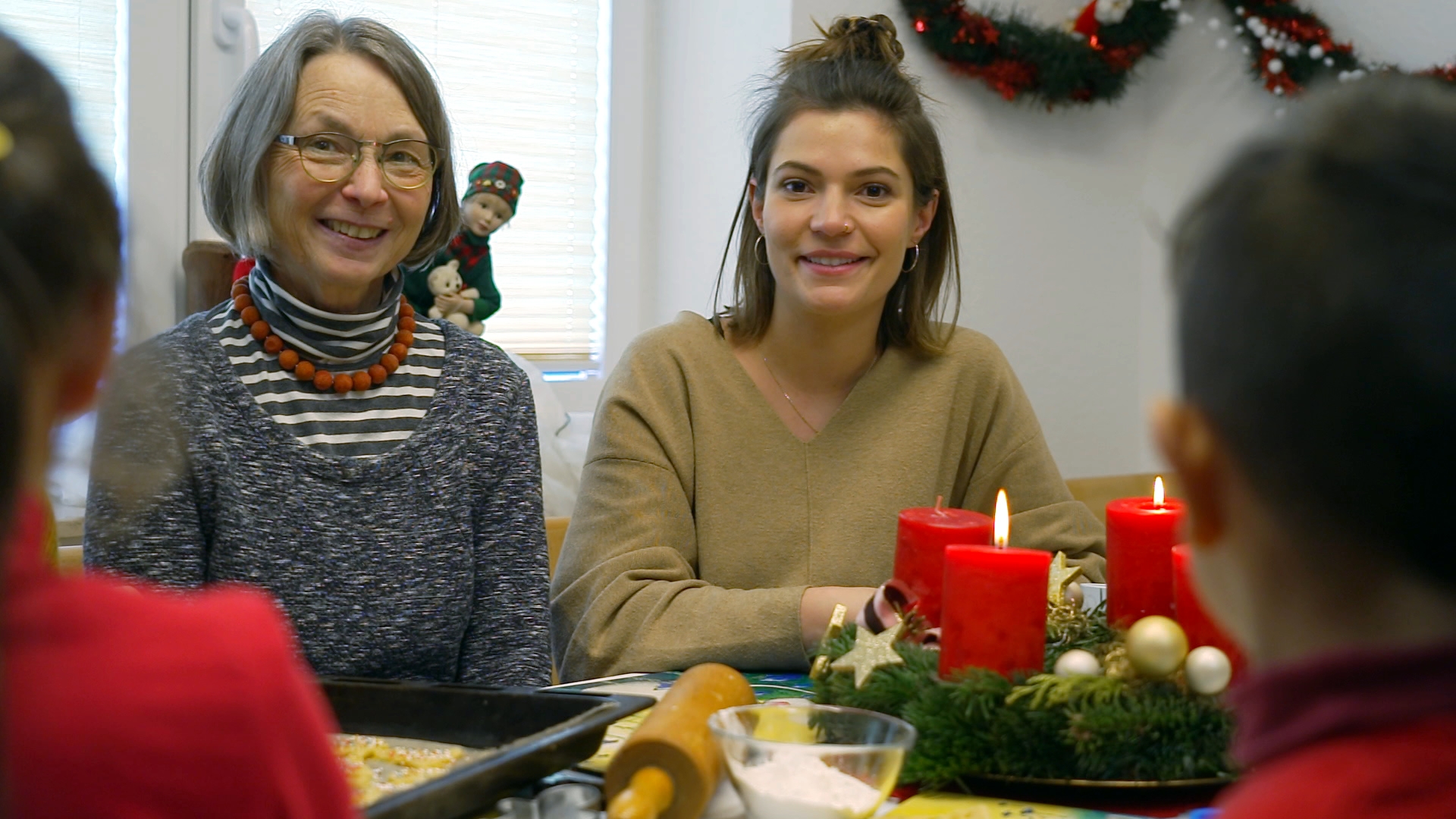 Andrea Bühler und Lea Fensch-Megerle gestalten gemeinsam mit allen Mitarbeiterinnen für die Bewohnerinnen und deren Kinder eine schöne Adventszeit.