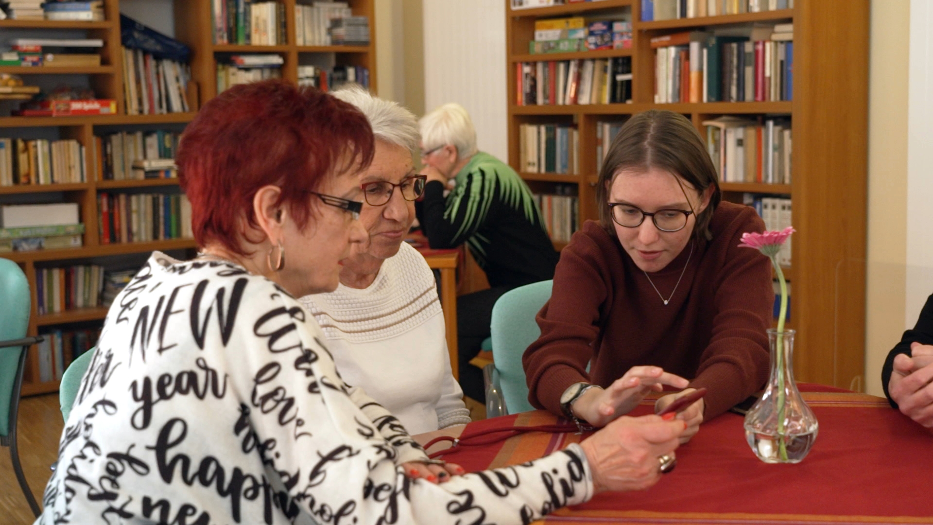 Generationenübergreifend voneinander lernen ist ein Ziel des Projektes.