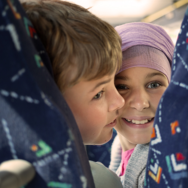 Zwei Kinder während der Busfahrt